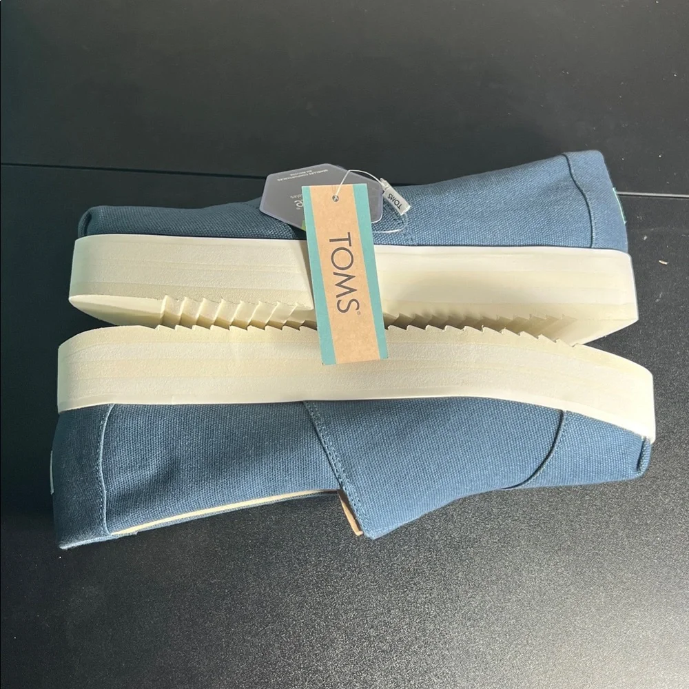 Women's Canvas Platform Blue Shoes TOMS size 9 1/2 NEW